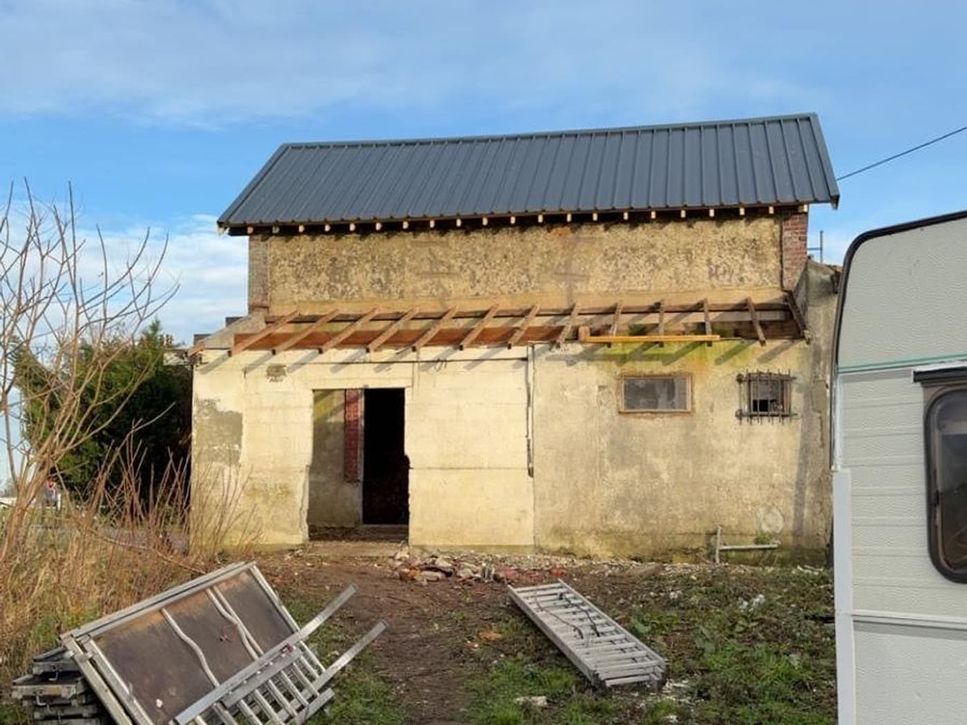 Dépendance recouverte en bac acier anthracite sur une charpente neuve