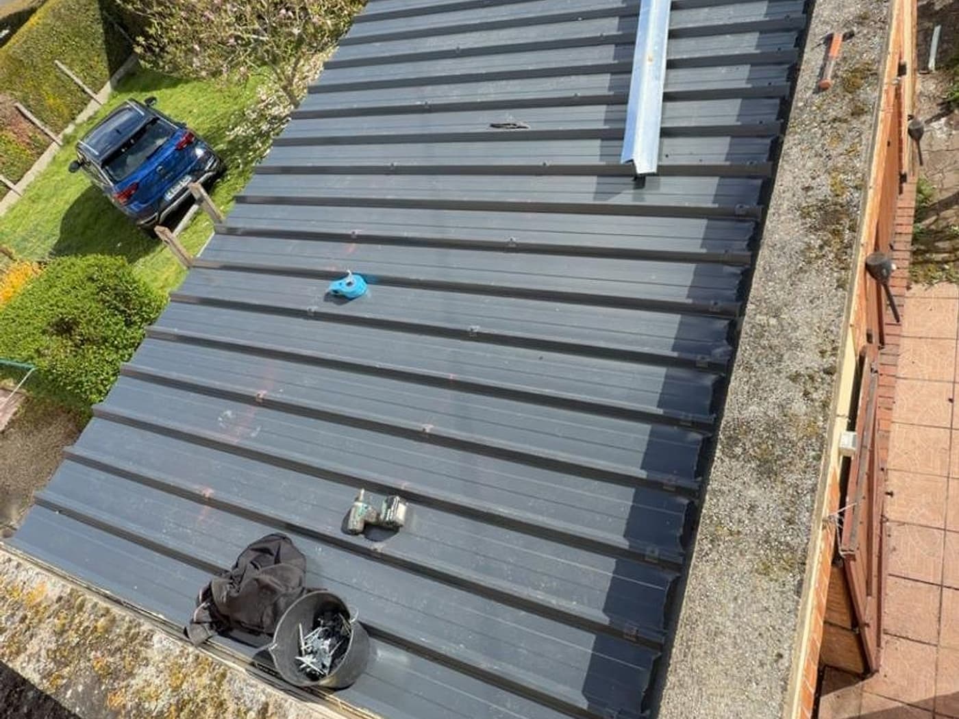 Toiture de garage neuve en bac acier anthracite après remplacement