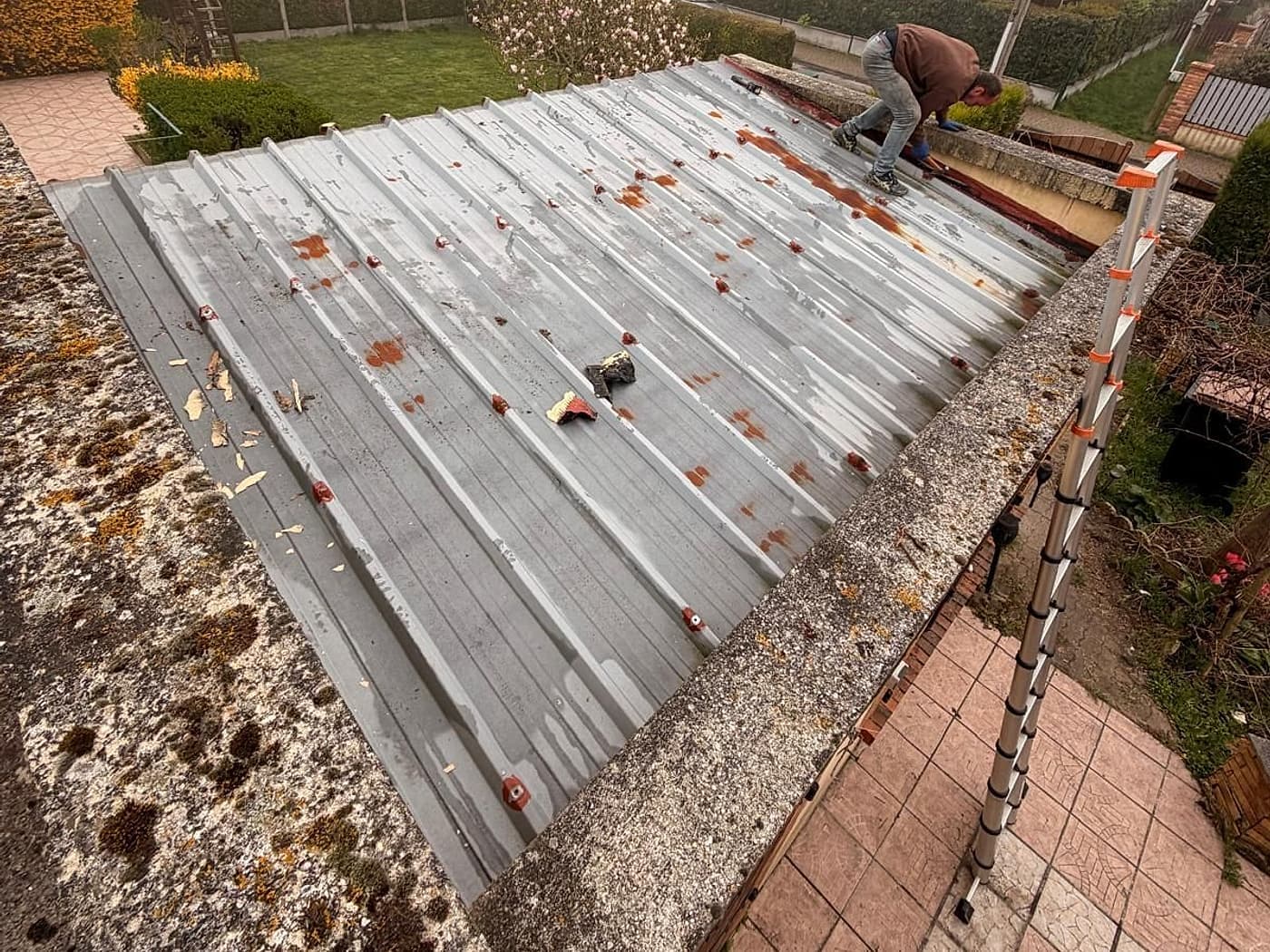 Toiture de garage en plaques ondulées, fixations rouillées avant remplacement